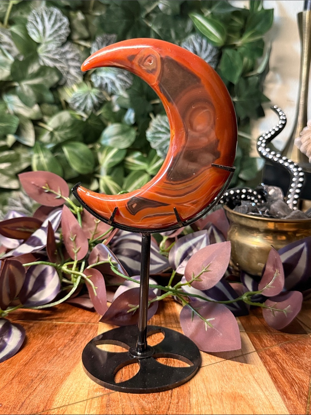Sardonyx crescent moon on stand - Picture 3 of 6